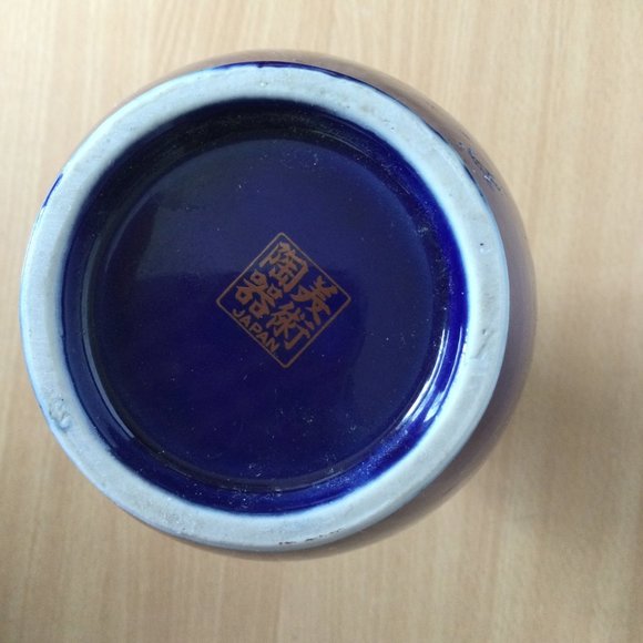 Vintage Japanese vase cobalt blue flowers hand painted marked - Picture 8 of 8